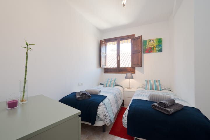 Dhomë gjumi plotësisht e pajisur me pamje nga Albayzín