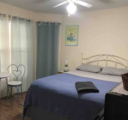 Comfy place  just minutes away from  best shops !