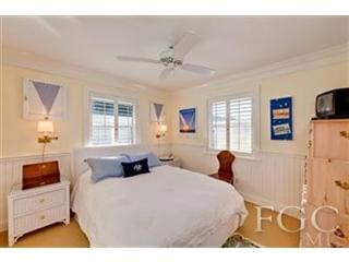 חדר שינה ראשי, מיטת קווין עם חדר אמבטיה שבוי.