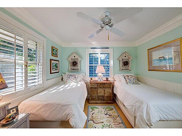 חדר שינה שני עם שתי מיטות נפרדות.