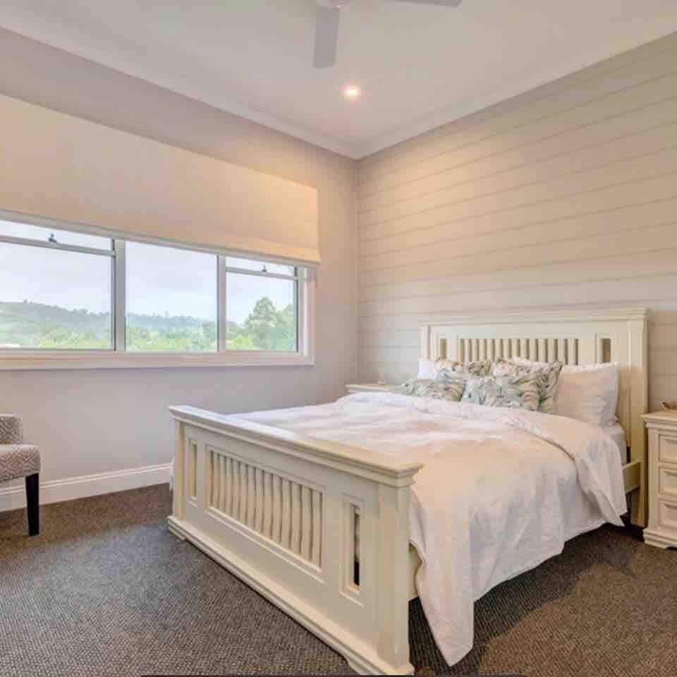 Dormitorio principal con vistas al campo de la presa.  El dormitorio principal tiene un enorme armario de cuatro puertas.