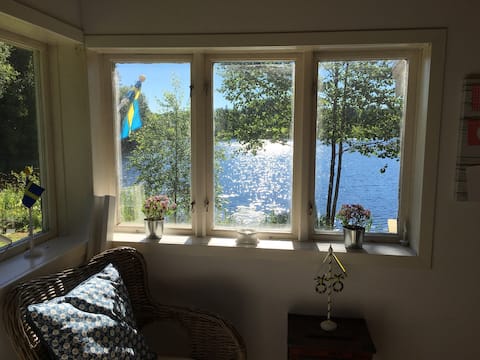 Stuga+gäststuga, strandtomt, egen brygga & bastu