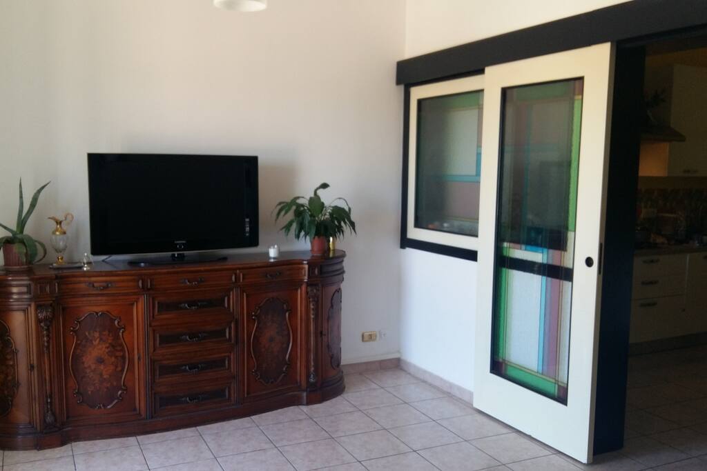 Particolare del salotto - View of living quarters - Vue du salon.