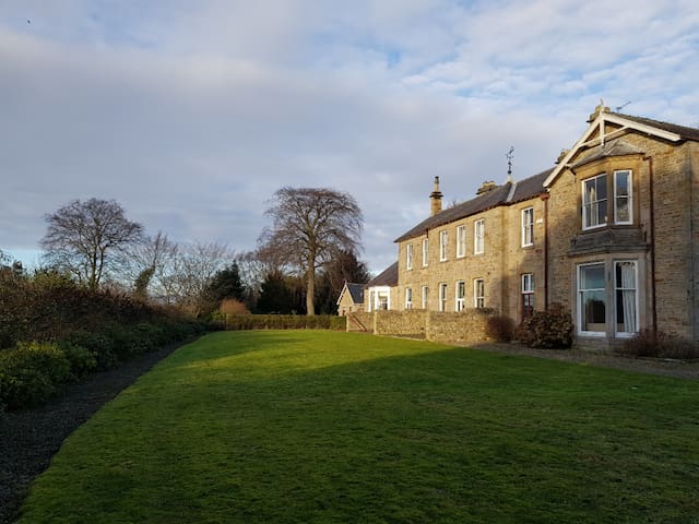 2 Snow Hall, 5 acre garden, spacious historic home