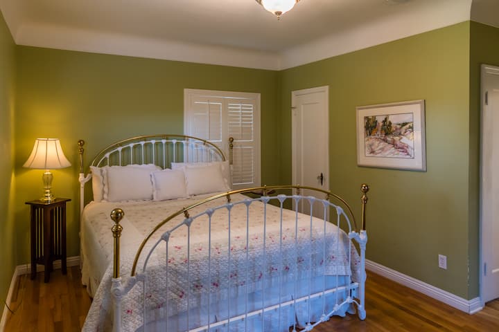 Dhoma e gjumit e nivelit kryesor 2 - Krevat King Size 