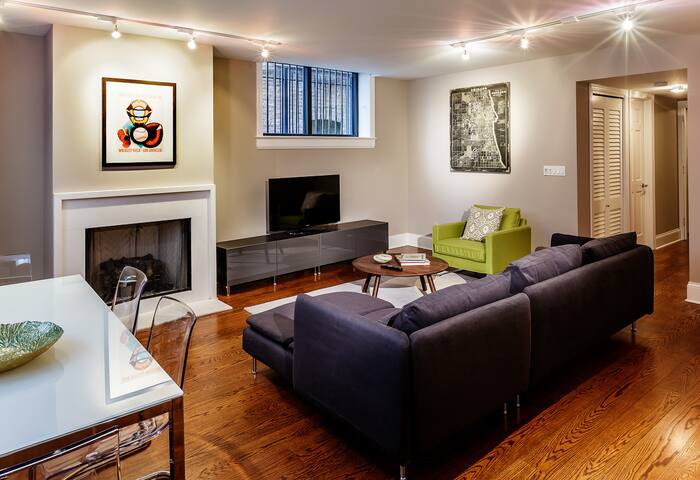 3 Bedroom Across from Wrigley Field AllStar Suite gallery image 2