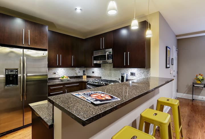 1 Bedroom Across from Wrigley Field MVP Suite