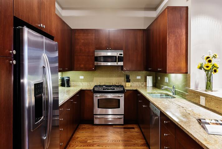 4 Bedroom Across from Wrigley Field Stadium Suite gallery image 5