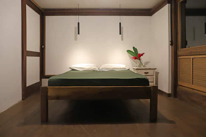 Მთავარი საძინებელი, en-suite. Ღამის ხედი. ამ აპარტამენტში სააბაზანო ტყეს გადაჰყურებს. Ჩვენ გვაქვს საბნები და ბალიშები.