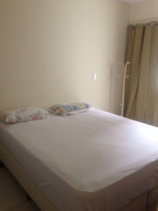 Quarto com cama de casal e guarda-roupa