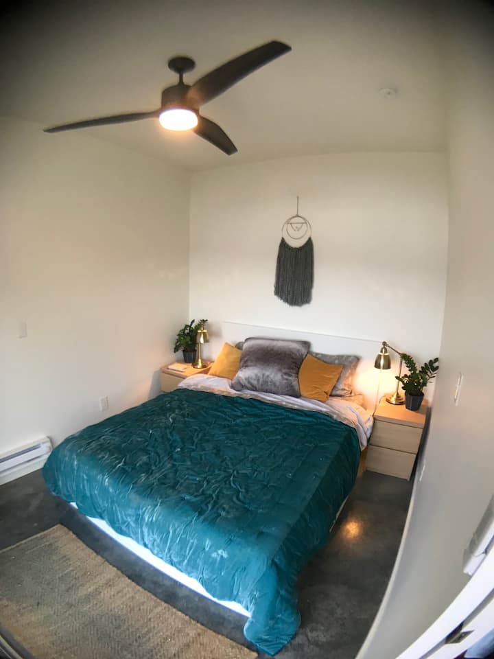 Bedroom - Queen bed with memory foam mattress