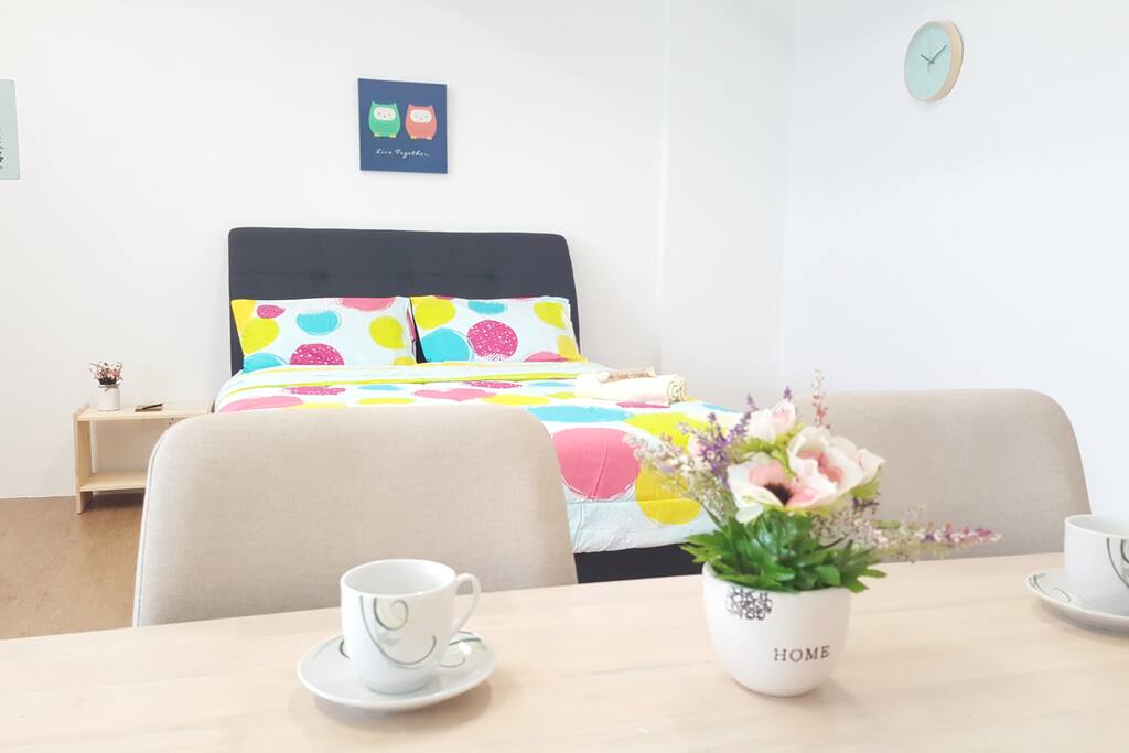 We have two queen size beds, and three foldable floor mattresses. This is cosy Queen Bed #2