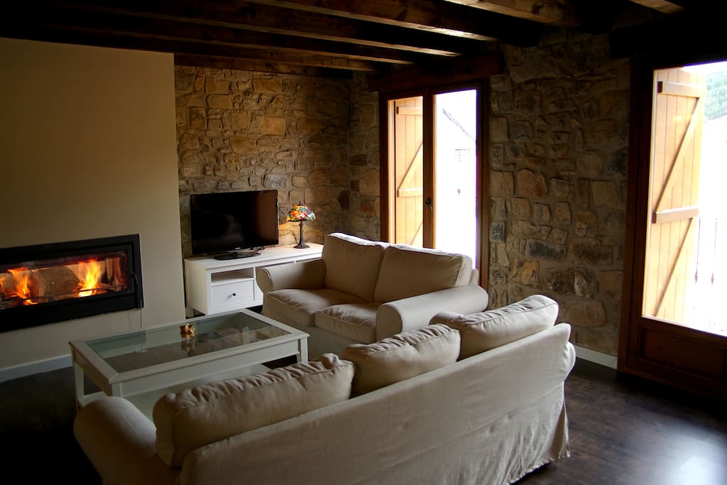 Salon con chimenea