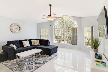 2019 Newly Renovated 3/2 close to Disney parks