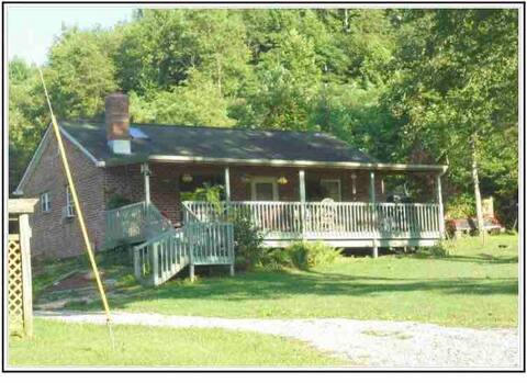 Cabin On 40Acre Hiking & Happiness Oasis