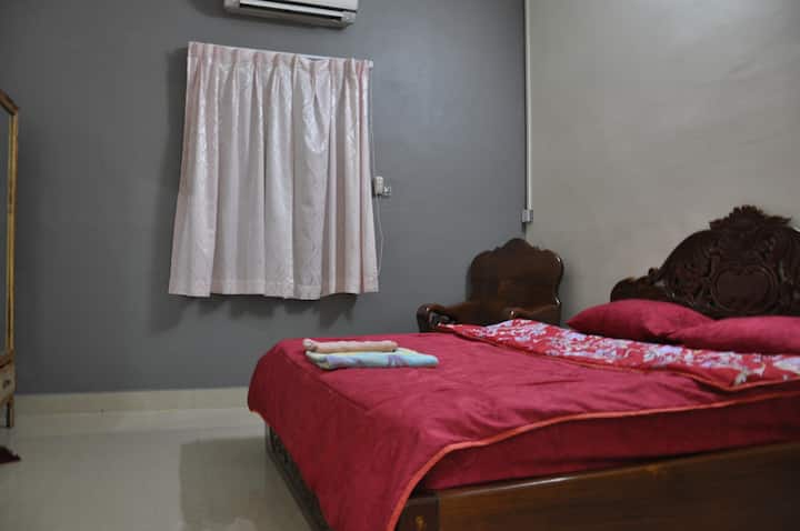 Arty Central A/C Homestay! #goldenretriever #villa