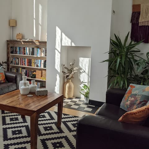 Large Quirky Townhouse in Central Warwick