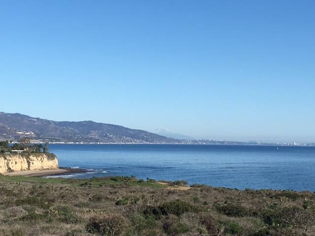 Ocean view gated estate in Point Dume / Beach Key gallery image 4
