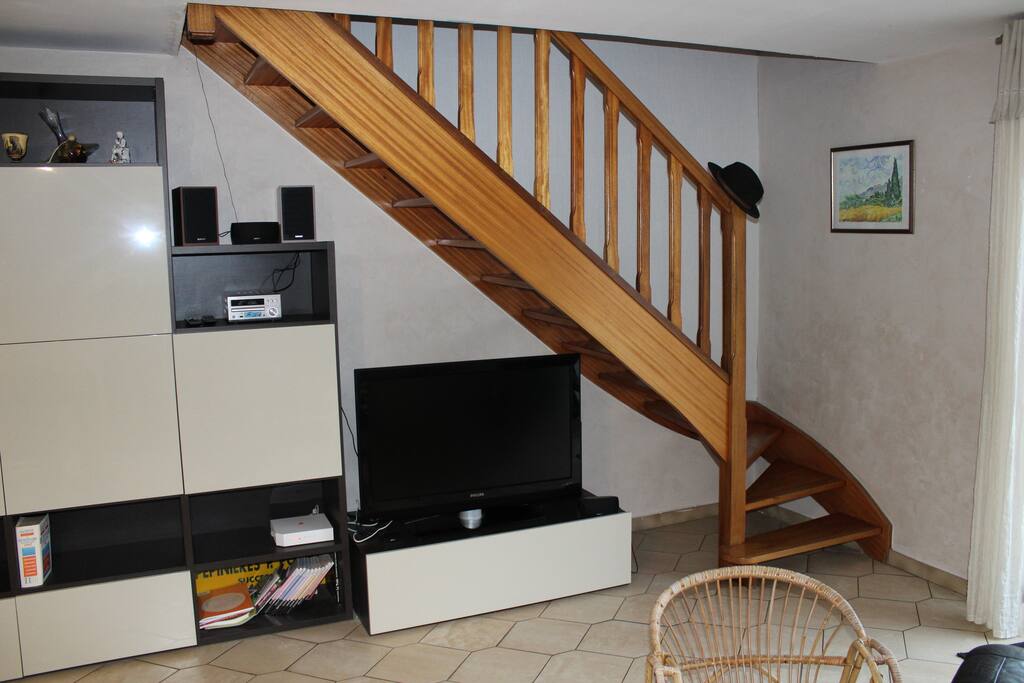 tv grand écran, son amélioré, chaîne hi-fi.
