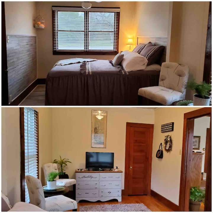 Dormitorio con televisión y cama tamaño queen