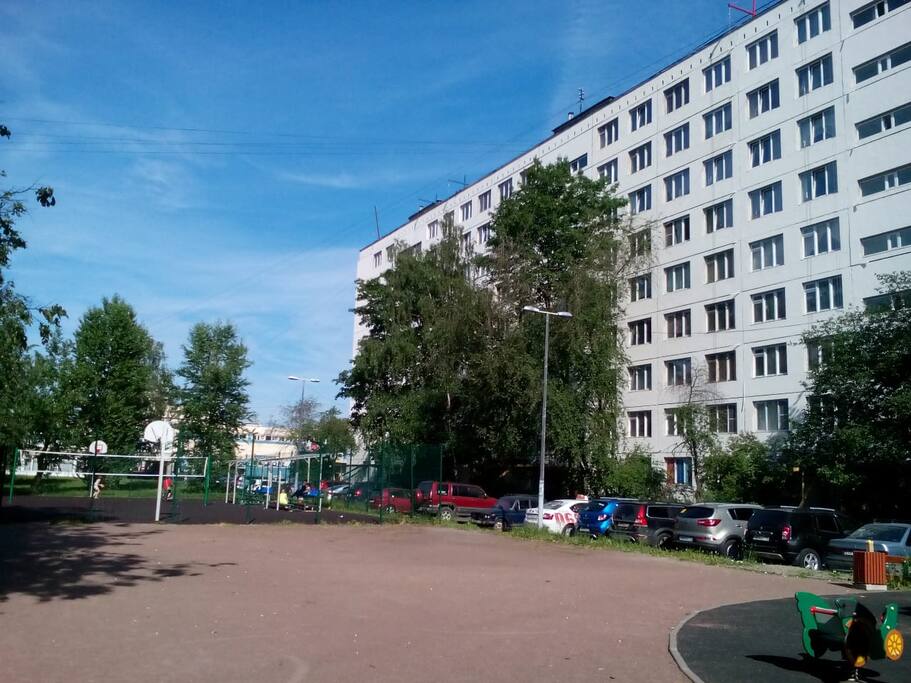 В зеленом дворе есть и спортивная детская площадка
