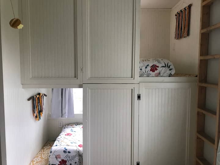 Სახალისო ორსართულიანი ოთახი! მეორე სართული.