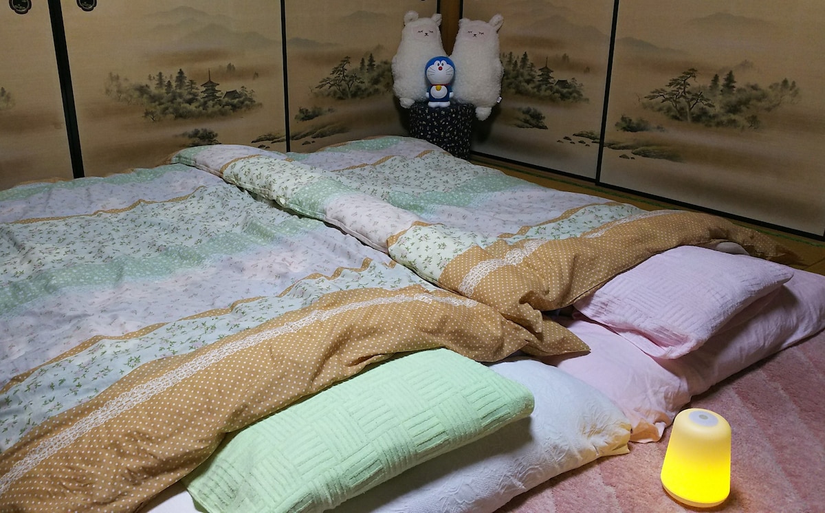 畳の床に「布団」を置きます。 和風です！ 1泊です！