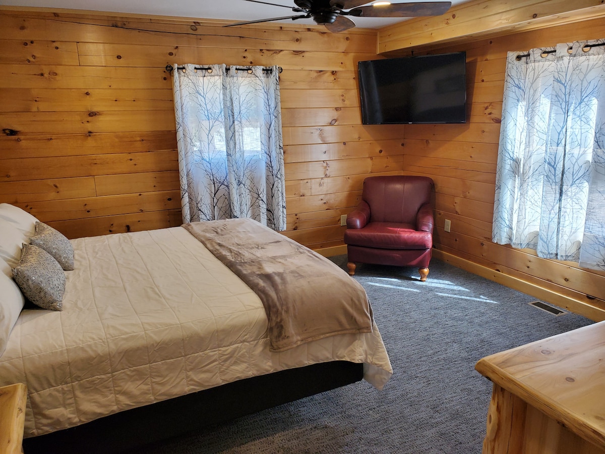 Dhoma e gjumit në katin e parë me krevat dopio "king".