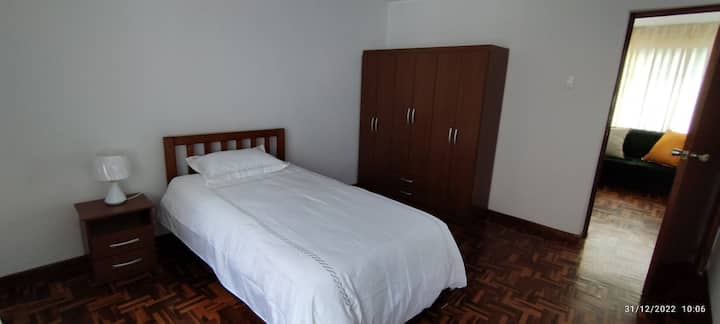 Druhá izba s pohodlnou posteľou v priestore a pol, skriňa