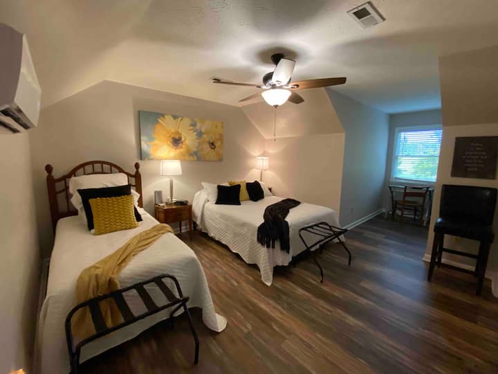 Malkia wa ghorofa/chumba cha kulala pacha.   Hushiriki bafu na chumba cha kulala cha kifalme/pacha.