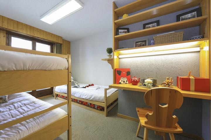 1. spavaća soba s krevetima na kat i krevetom za jednu osobu