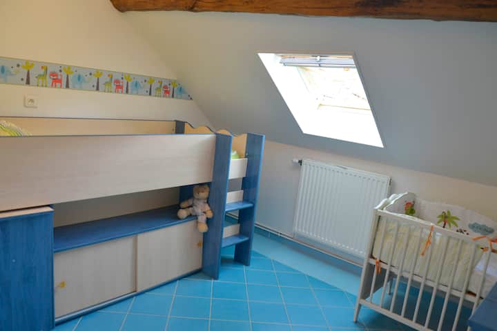 Una cama para niños pequeños, con una cuna. Una cuna adicional.