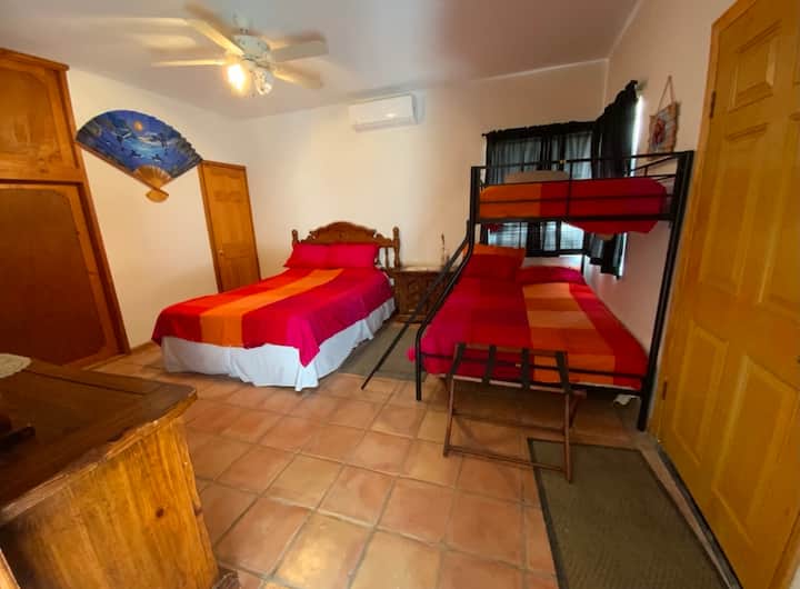 Chumba cha kulala cha ghorofa ya chini kilicho na malkia, kamili na pacha. Ina mlango wa kujitegemea kutoka gereji na nje ya mbele ya nyumba. 