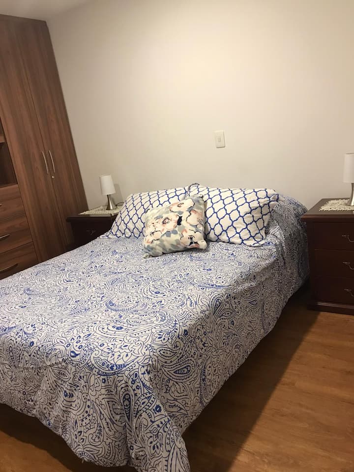 第二卧室
・双人床
电视