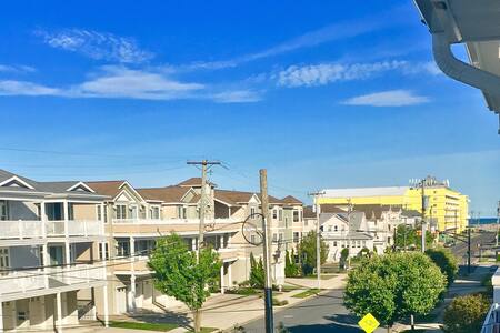 North Wildwood 3 bedroom condo. Nice 18th street.