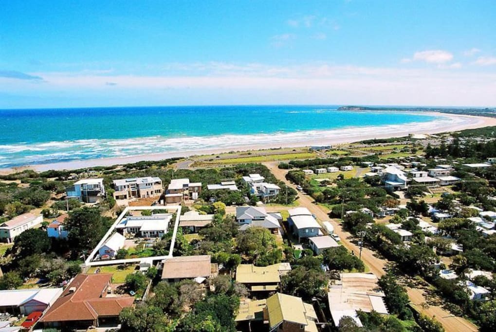 Location to the main beach. Just 2 minute walk and 5 minutes walk to the main shopping street