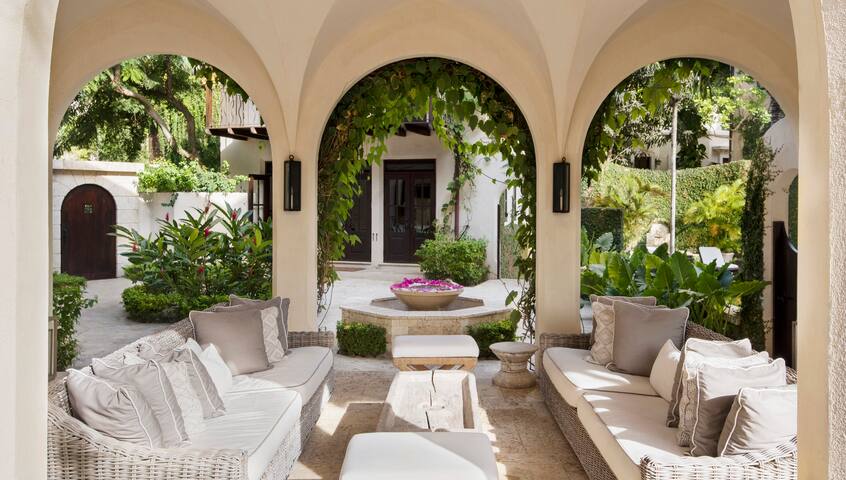 Oceanfront Villa, Pool & Beach Club - Casa Brewer