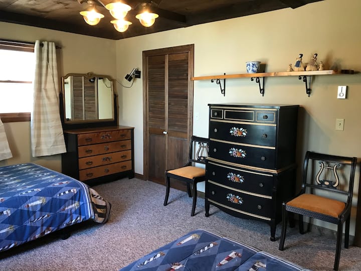 Amplio dormitorio con dos camas dobles. Amplio espacio en el armario, vista al agua desde la ventana, aire acondicionado. 