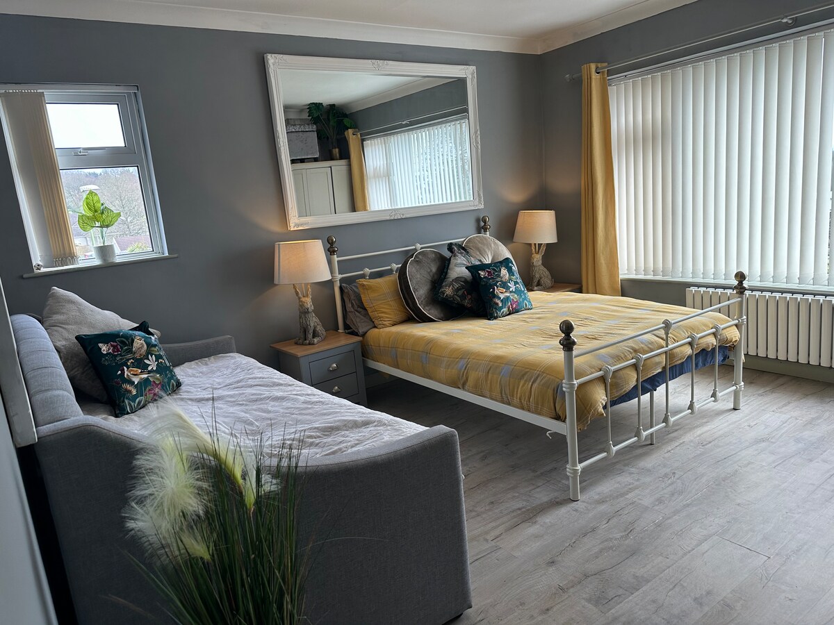 ห้องนอนแรกเตียงคู่เตียงเดี่ยว 1 หลังเตียงเดี่ยวยังมีเตียงเดี่ยวอยู่ด้านล่างให้ดูรูปอื่นๆ 