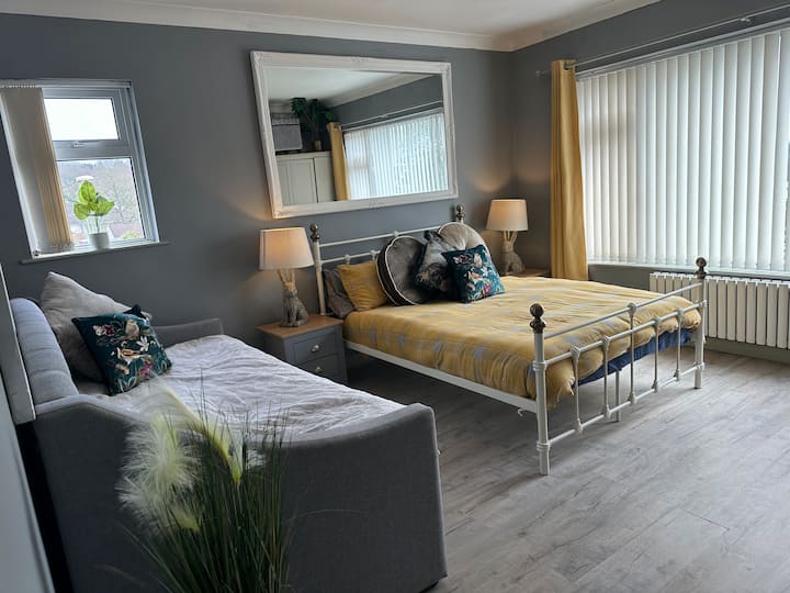 Primer dormitorio , cama doble, una cama individual, la cama individual también tiene una cama individual debajo para sacar otra foto . 