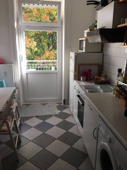 Küche mit Zugang zum Balkon