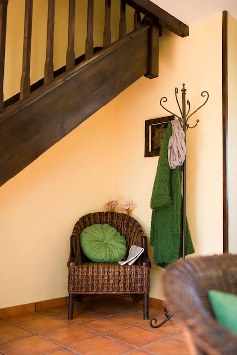 Anuncio de Airbnb popular: "Aptos Santillana del Mar" in the center with garden en Santillana Del Mar