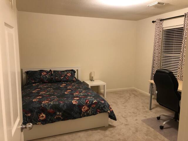 Spring & The Woodlands. Quiet & Clean Queen Bed