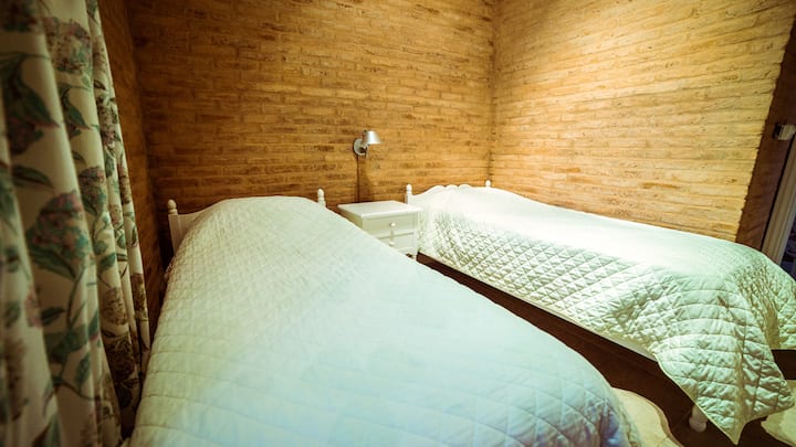 Gosti u apartmanu, pored praonice rublja.