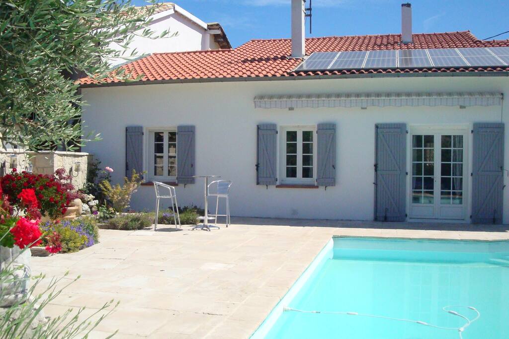 piscine et grande terrasse
