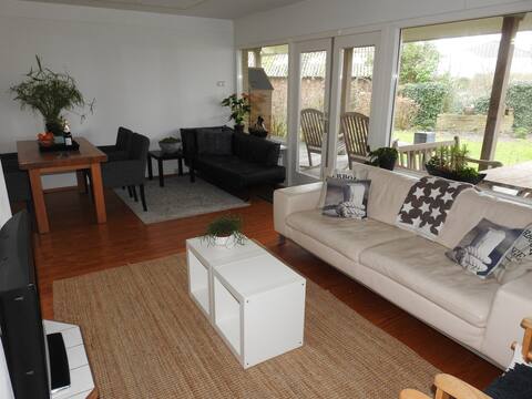 Harbor apartment with spacious garden and veranda