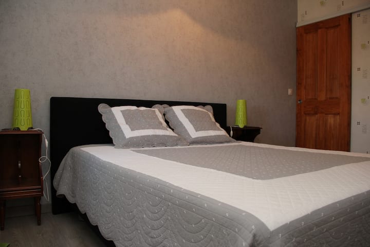 Habitación grande con cama de 160 x 190 con mesa de armario de almacenamiento en pendiente - ventana de doble acristalamiento con persiana enrollable y cortina + cortina doble - suelo de parquet laminado