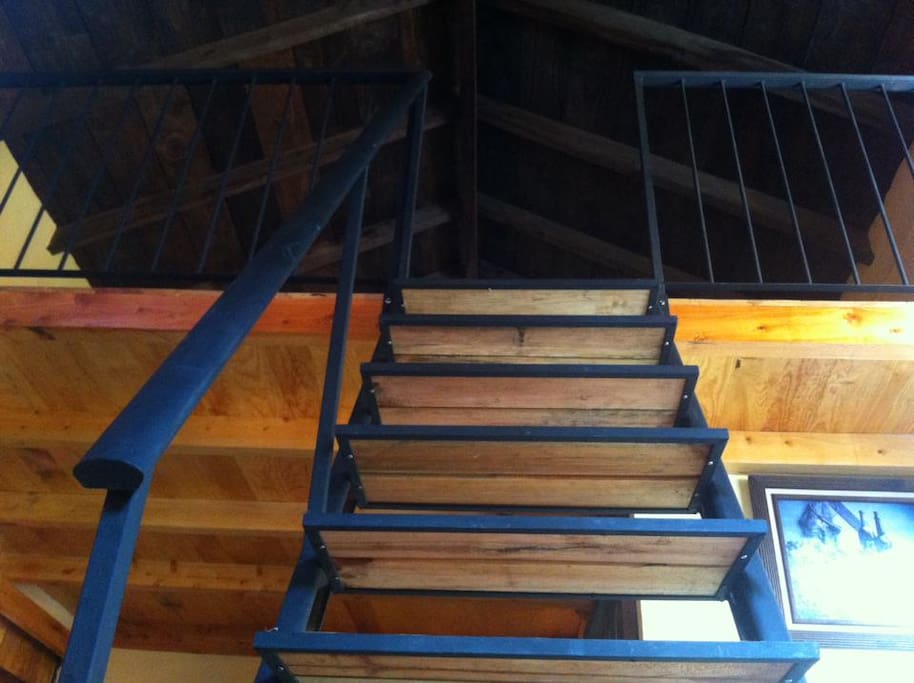 Escalera a tapanco de madera.