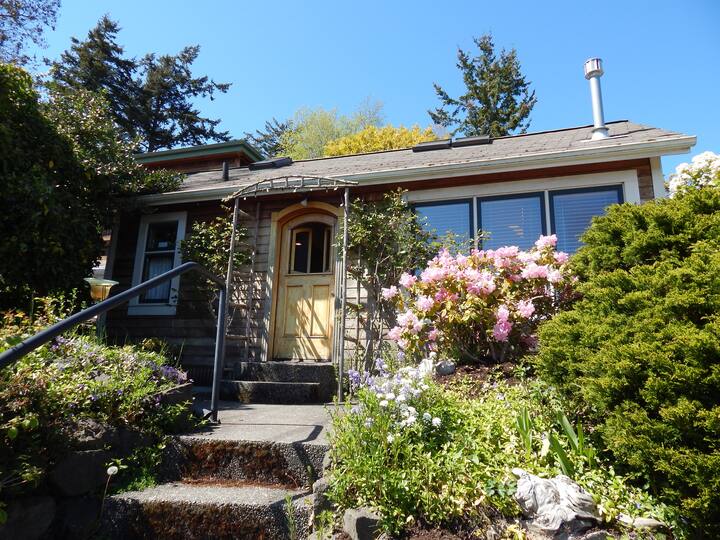 Hill Guest Cottage Cottages for Rent in Port Townsend