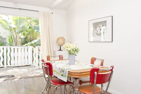 Hollywood Hills Loft Guest House